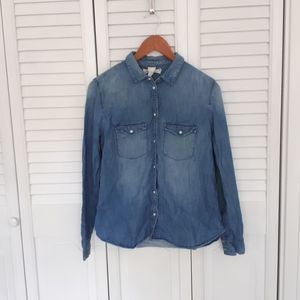 H&M Chambrey shirt with with snap buttons.